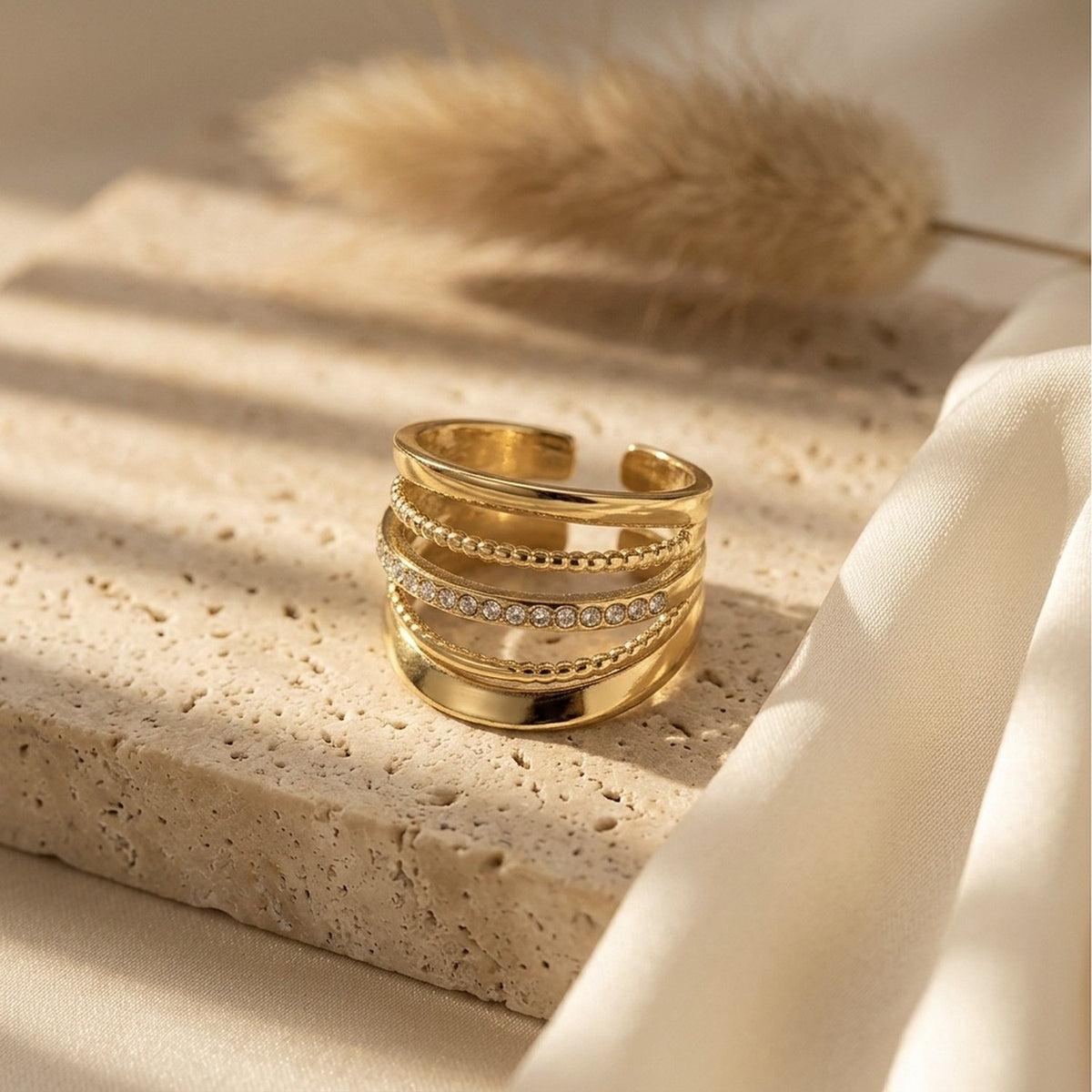Lundholm Alba goudkleurige brede ring op natuursteen – cadeau voor haar