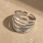 Close-up van de gladde banden, bolletjes en steentjes van de Lundholm Alba ring zilver