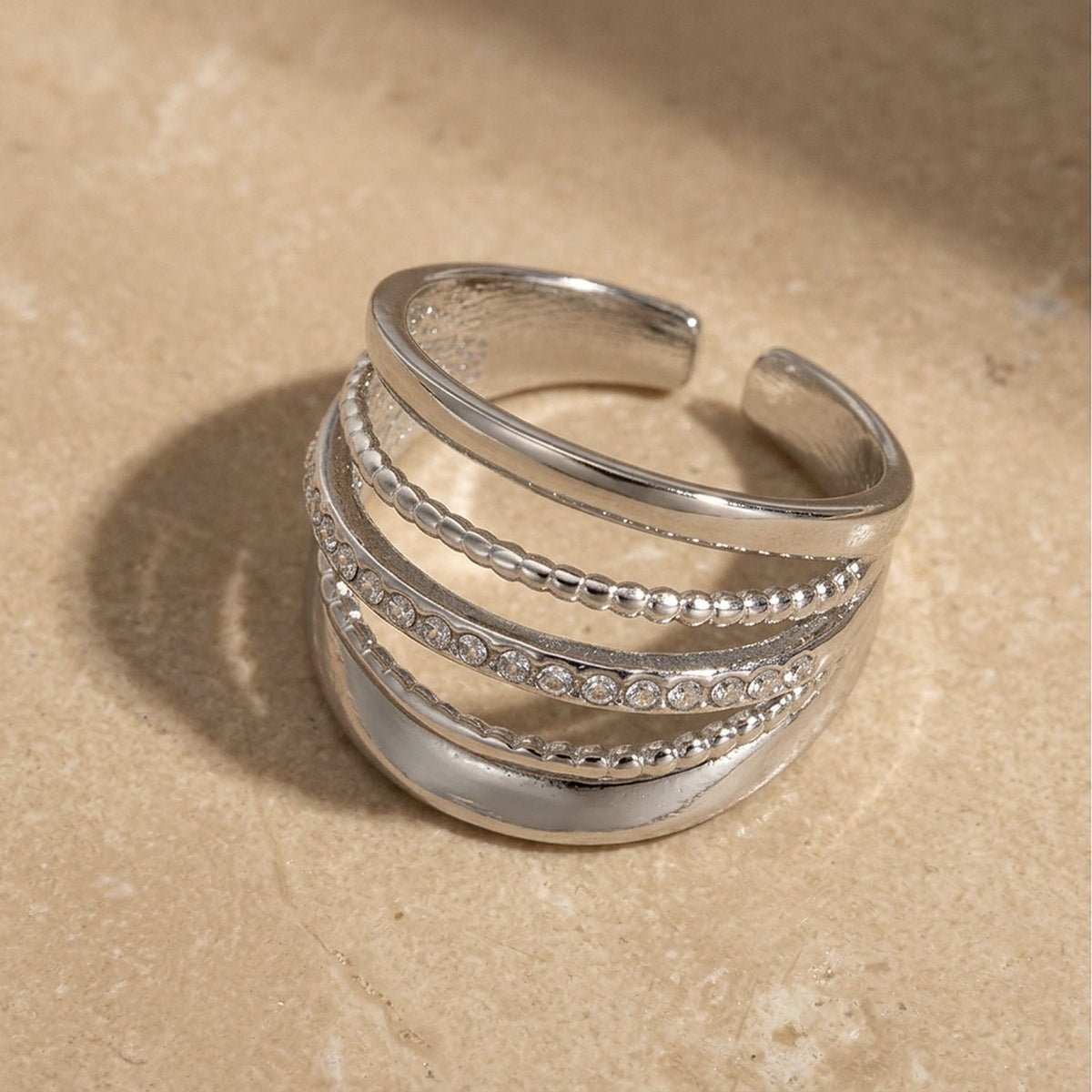 Close-up van de gladde banden, bolletjes en steentjes van de Lundholm Alba ring zilver