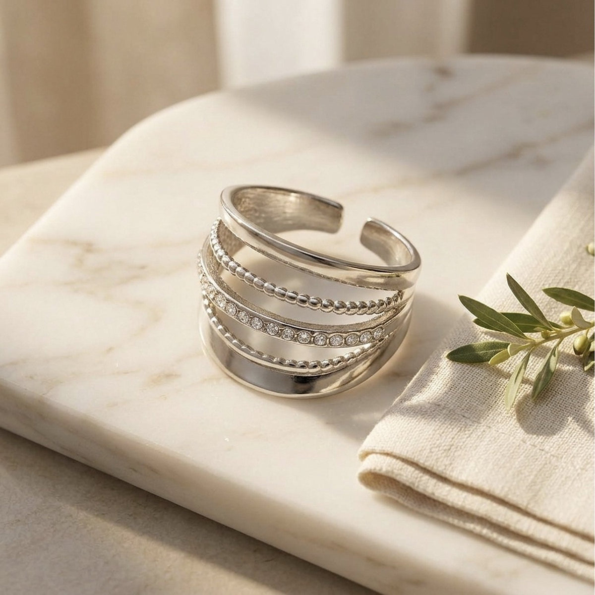 Lundholm Alba zilverkleurige brede ring op marmer met een groen takje – cadeau voor haar