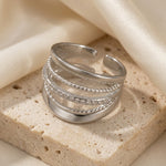 Lundholm Alba zilverkleurige ring met vijf lagen en kleine steentjes op natuursteen