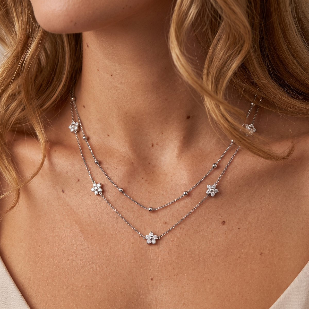 Lundholm Alessandra zilveren layered ketting gedragen