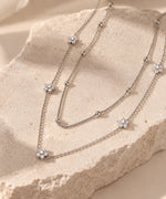Lundholm Alessandra dubbellaagse ketting met zirkonia bloemetjes – detail