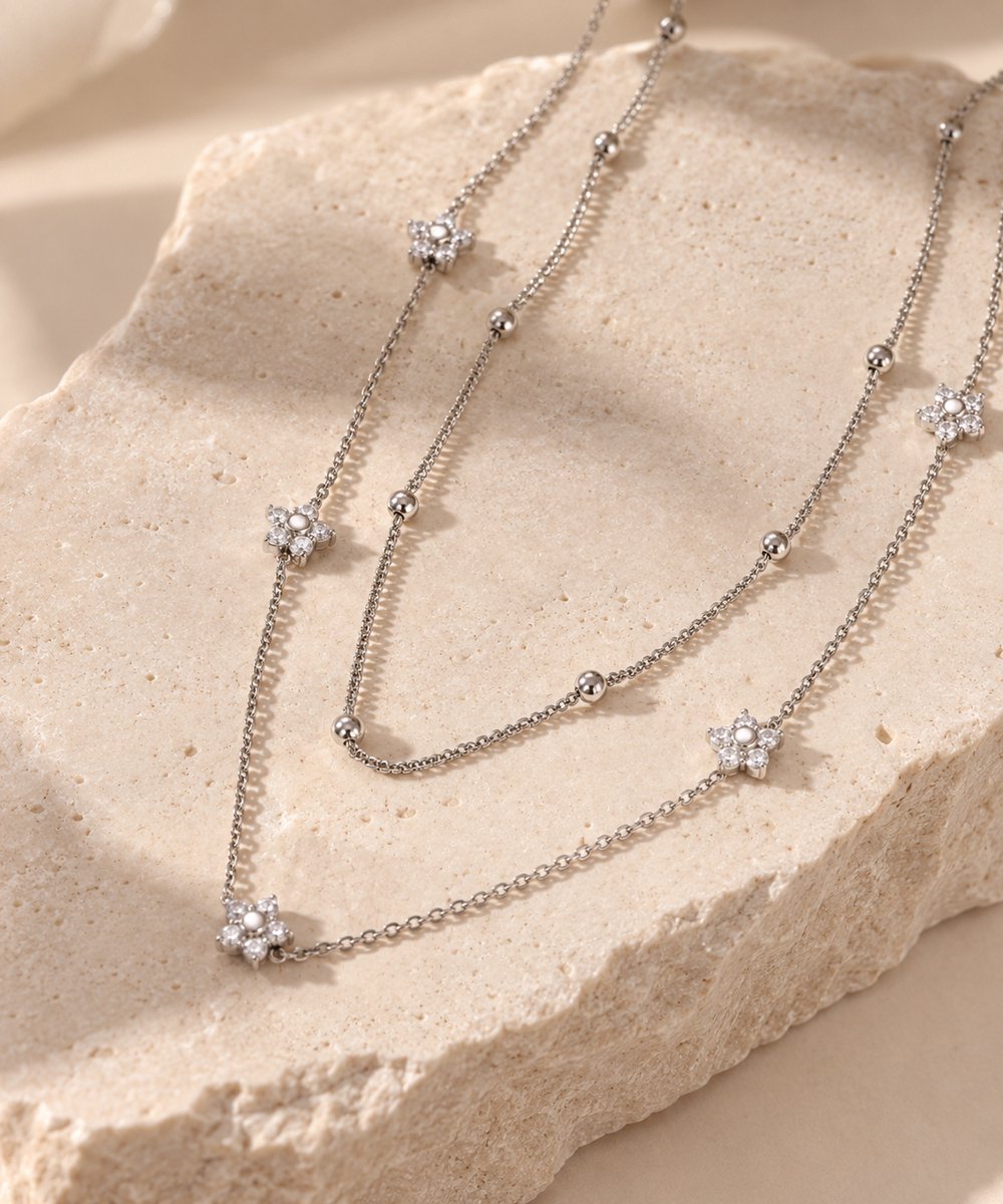 Lundholm Alessandra dubbellaagse ketting met zirkonia bloemetjes – detail