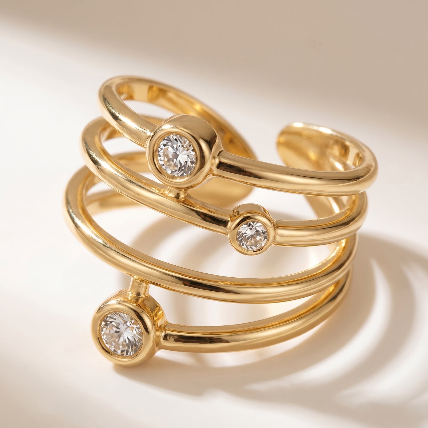 Lundholm Alexia verstelbare ring in goudkleurig stainless steel met drie zirkonia steentjes