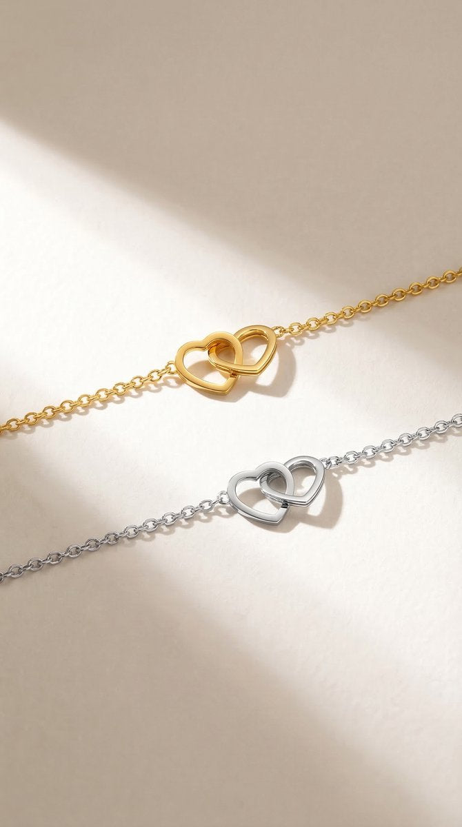 Lundholm Alice armband met verstrengelde hartjes in goudkleurig en zilverkleurig naast elkaar, beide kleuren romantisch sieraad
