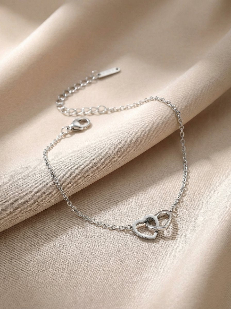 Lundholm Alice armband zilverkleurig met twee verstrengelde hartjes op zijde, romantisch sieraad cadeau voor haar