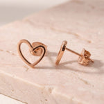 Lundholm Alma roségoudkleurige hartjes oorbellen, 0,9 cm