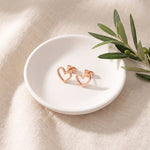 Lundholm Alma hartjes oorknopjes roségoudkleurig in een schaaltje