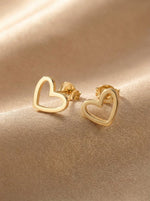 Lundholm Alma kleine hartjes oorbellen detail — 0.9 cm 18K gold plated stainless steel