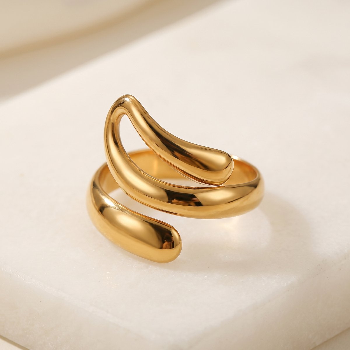 Lundholm Amada ring goudkleurig detail PVD plated coating