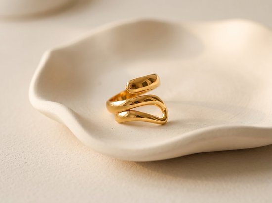 Lundholm Amada open ring goud geometrisch minimalistisch