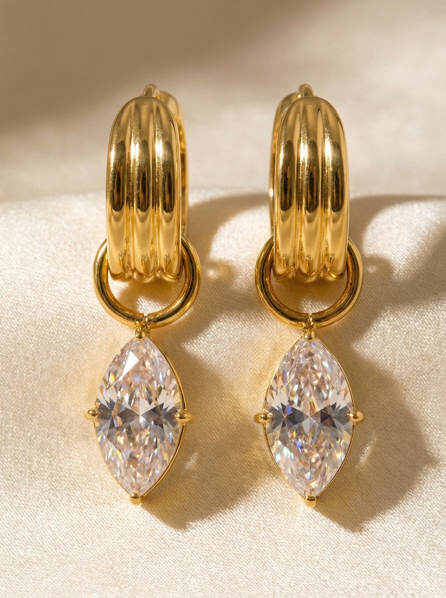 Lundholm Amelia oorbellen goudkleurige geribbelde hoepels met grote zirkonia steen hangers op zijde, luxe bruidsoorbellen detailfoto