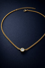 Detail van de Lundholm Anah ketting goudkleurig met sprankelende zirkonia hanger