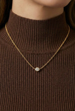 Lundholm Anah goudkleurige ketting met zirkonia hanger gedragen, minimalistisch Scandinavisch design