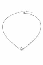Detail van de Lundholm Anah ketting zilverkleurig met sprankelende zirkonia hanger