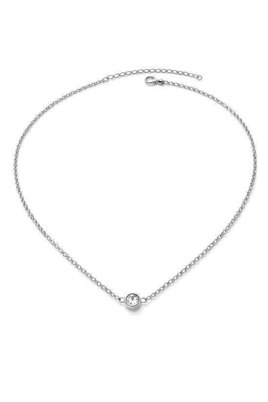Detail van de Lundholm Anah ketting zilverkleurig met sprankelende zirkonia hanger