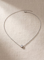 Lundholm Anah ketting zilverkleurig met kleine zirkonia hanger op linnen, fijne schakelketting van premium stainless steel