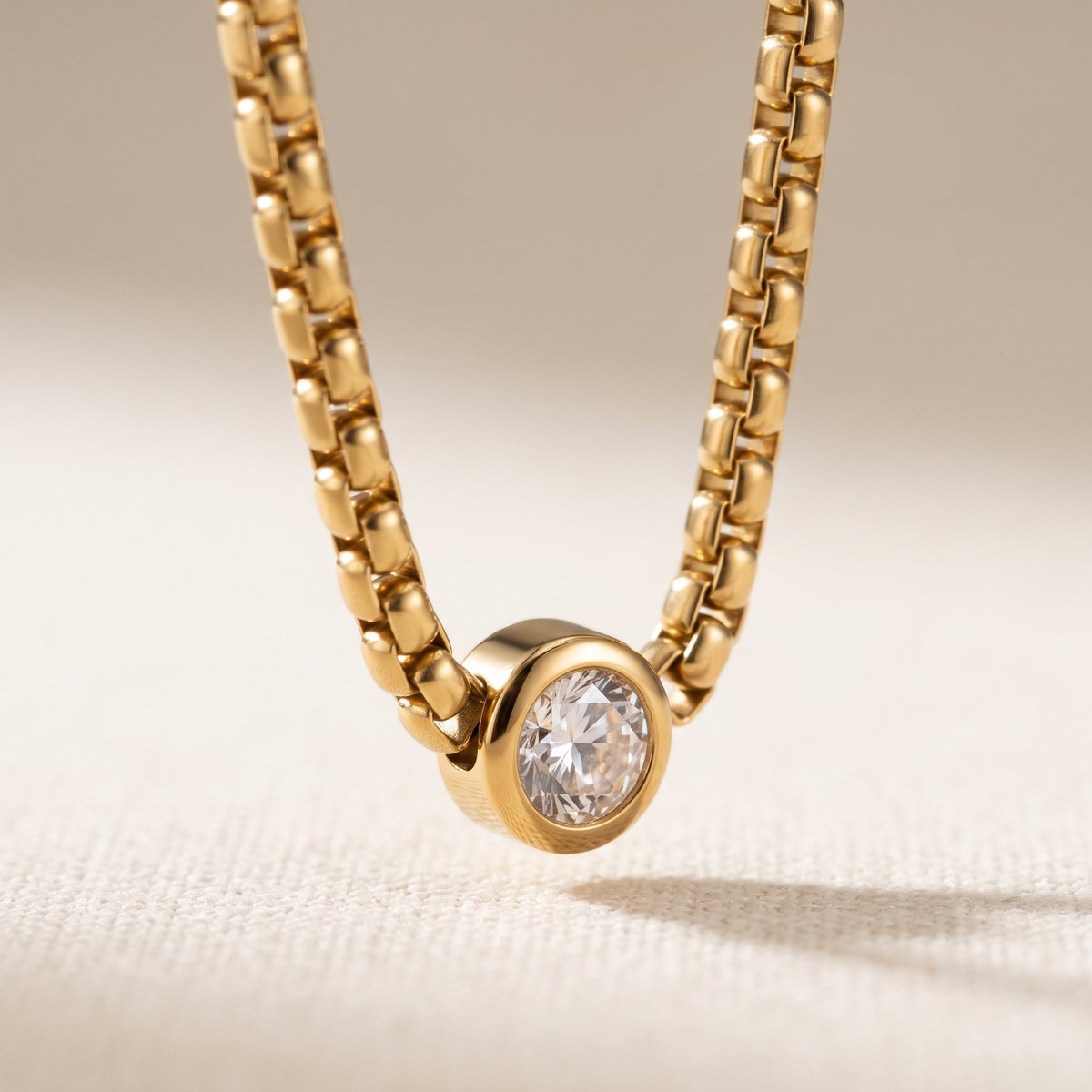 Lundholm Anah ketting met zirkonia steen goudkleurig – foto 3