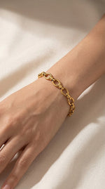 Lundholm Ellen schakelarmband goud gedragen aan vrouwenhand — elegante damesarmband 18K verguld stainless steel