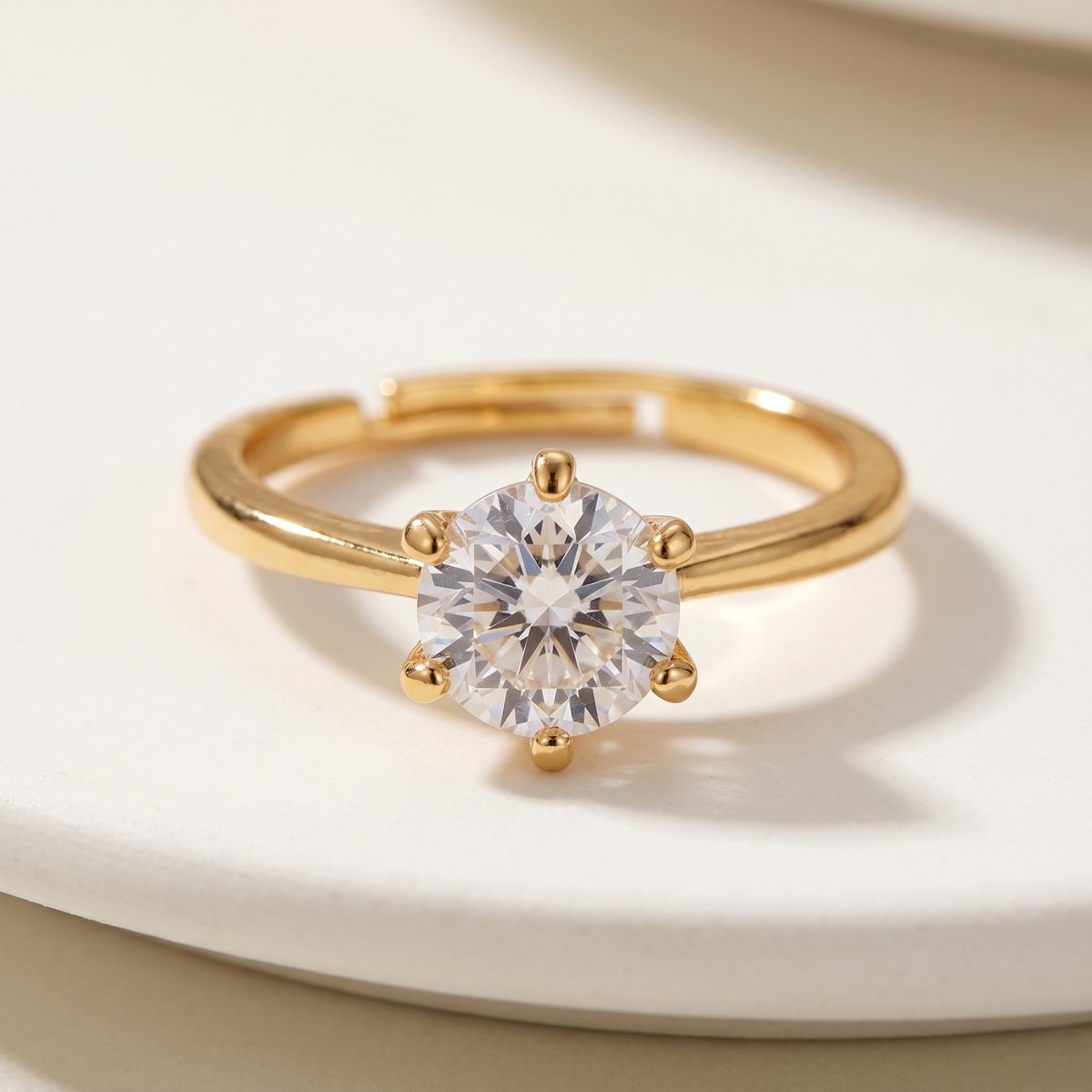 Lundholm Asta ring dames goud met witte zirkonia steen — verstelbaar premium stainless steel Scandinavisch design