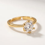 Lundholm Asta ring goud zirkonia close-up — verfijnd Scandinavisch design dames cadeau