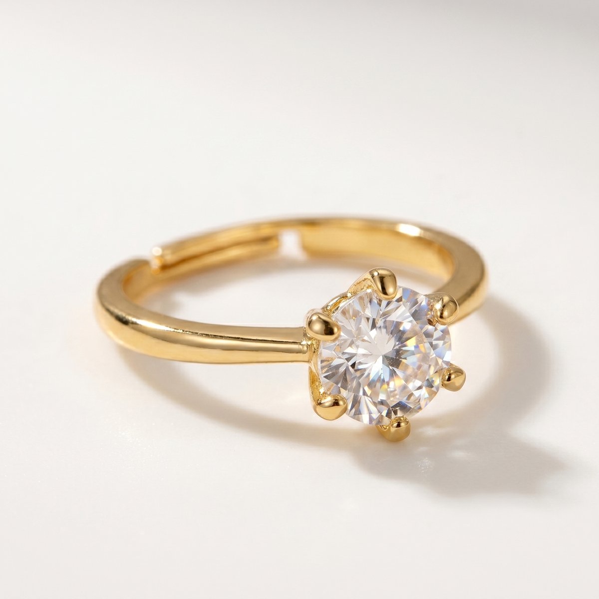 Lundholm Asta ring goud zirkonia close-up — verfijnd Scandinavisch design dames cadeau