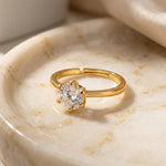 Lundholm Asta goud ring styling — verstelbare ring met witte steen luxe Scandinavisch