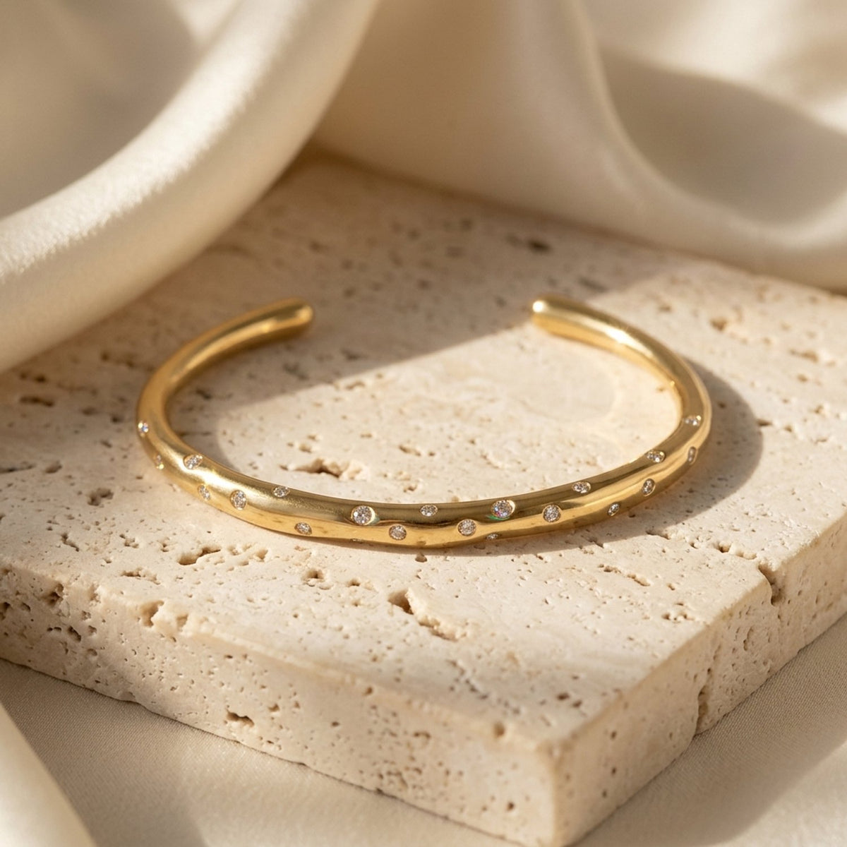 Lundholm Aster gouden bangle met steentjes