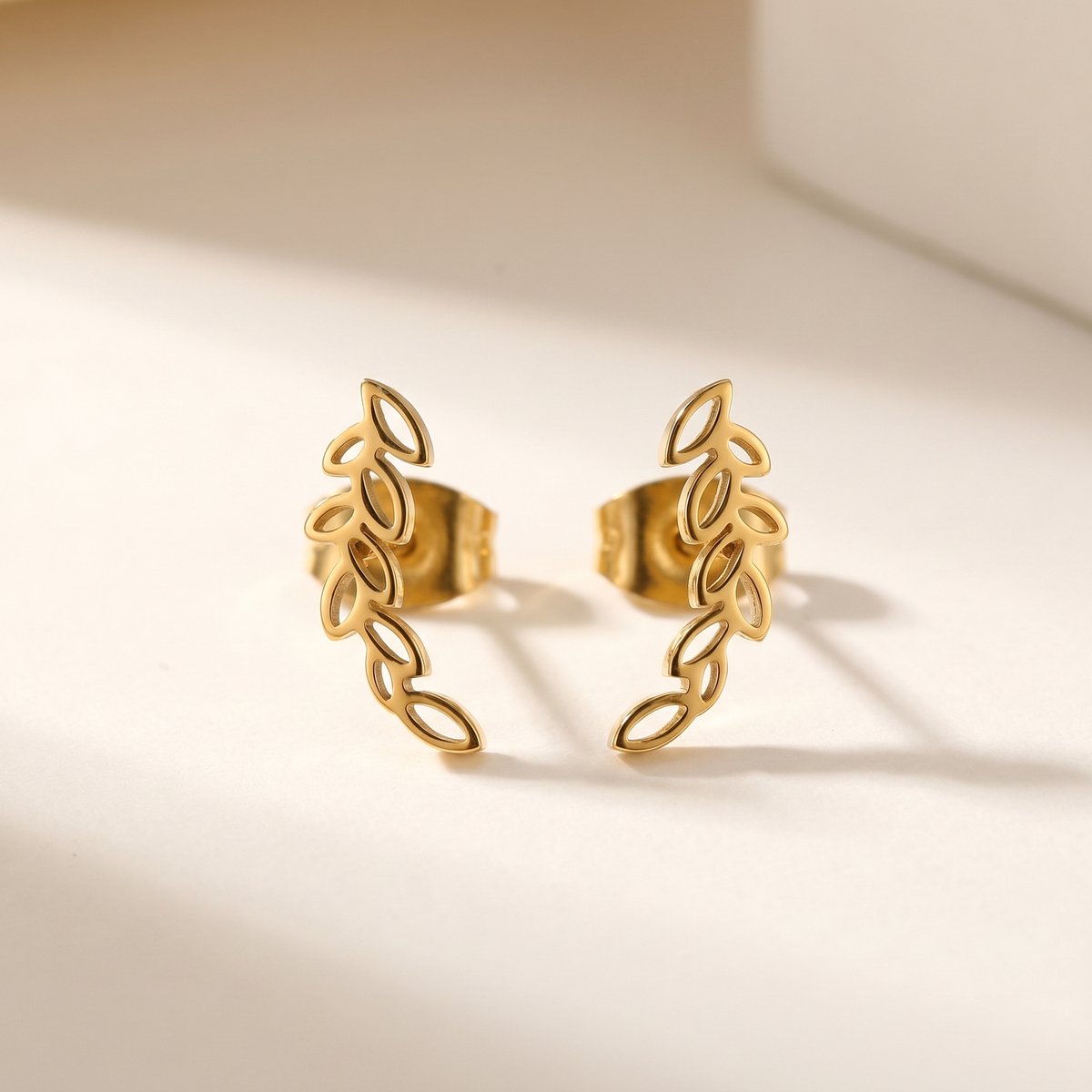 Lundholm Astri oorknopjes goud close-up blad — gold PVD plated stainless steel dames