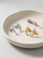 Lundholm Astri goud blad oorknopjes styling — verfijnd Scandinavisch design dames