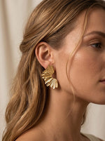 Lundholm Aukje statement oorbellen goud bloem in luxe verpakking — 6x3.3cm cadeau dames Scandinavisch
