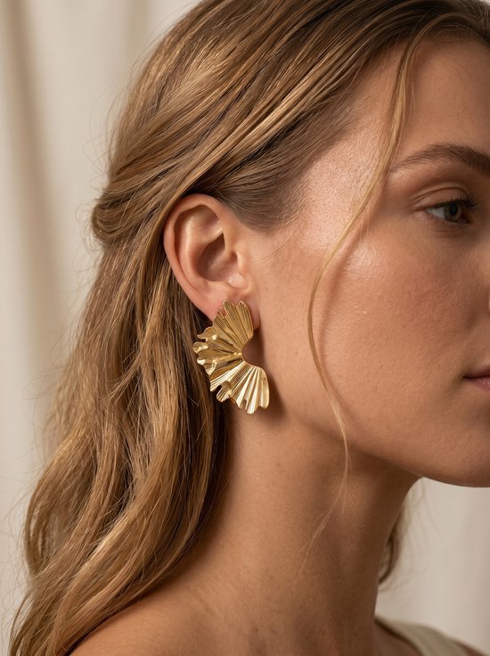 Lundholm Aukje statement oorbellen goud bloem in luxe verpakking — 6x3.3cm cadeau dames Scandinavisch