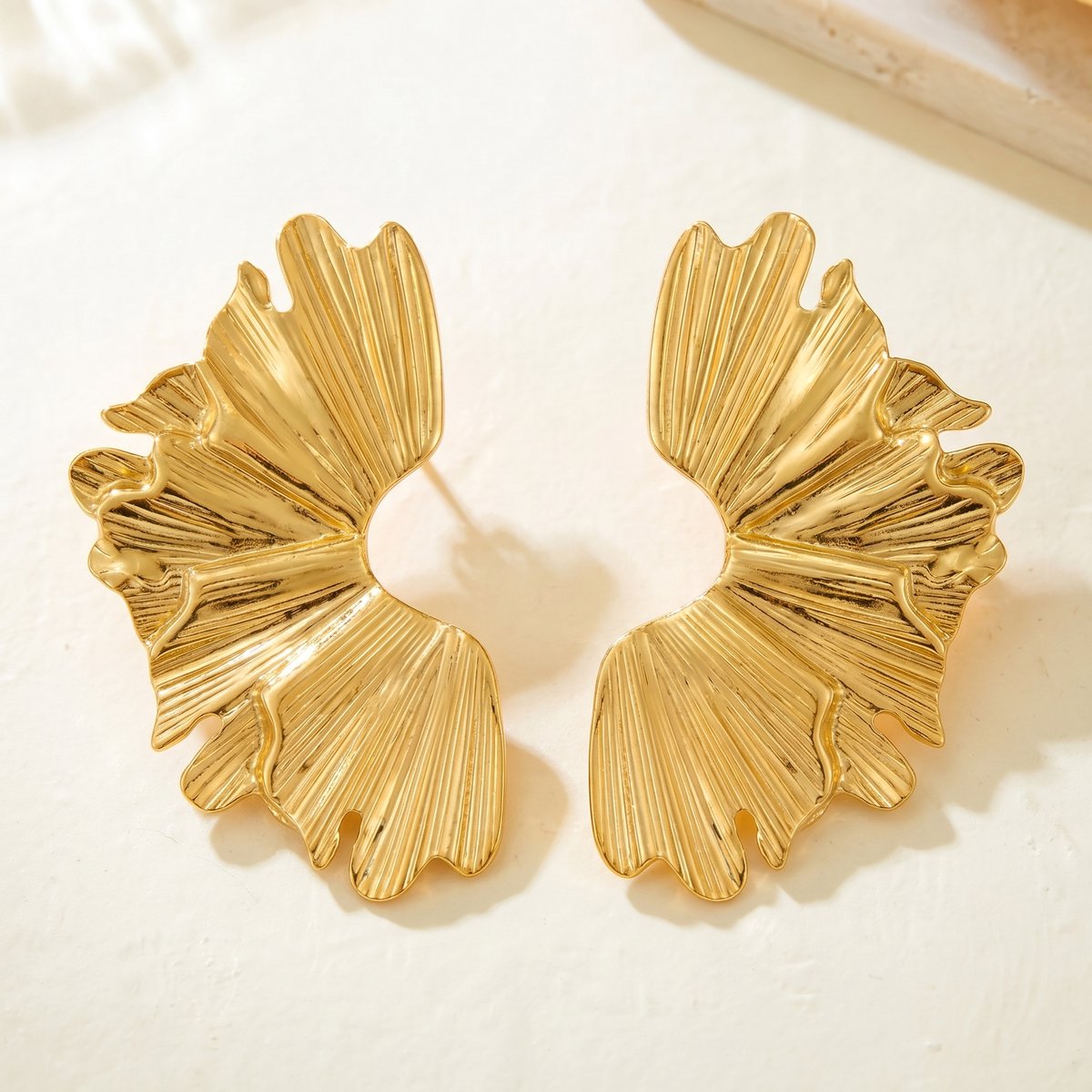 Lundholm Aukje statement bloem oorbellen goud close-up — gold PVD plated stainless steel bruids