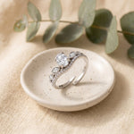 Lundholm Aurora zilverkleurige vintage ring in een schaaltje met eucalyptus – cadeau voor haar