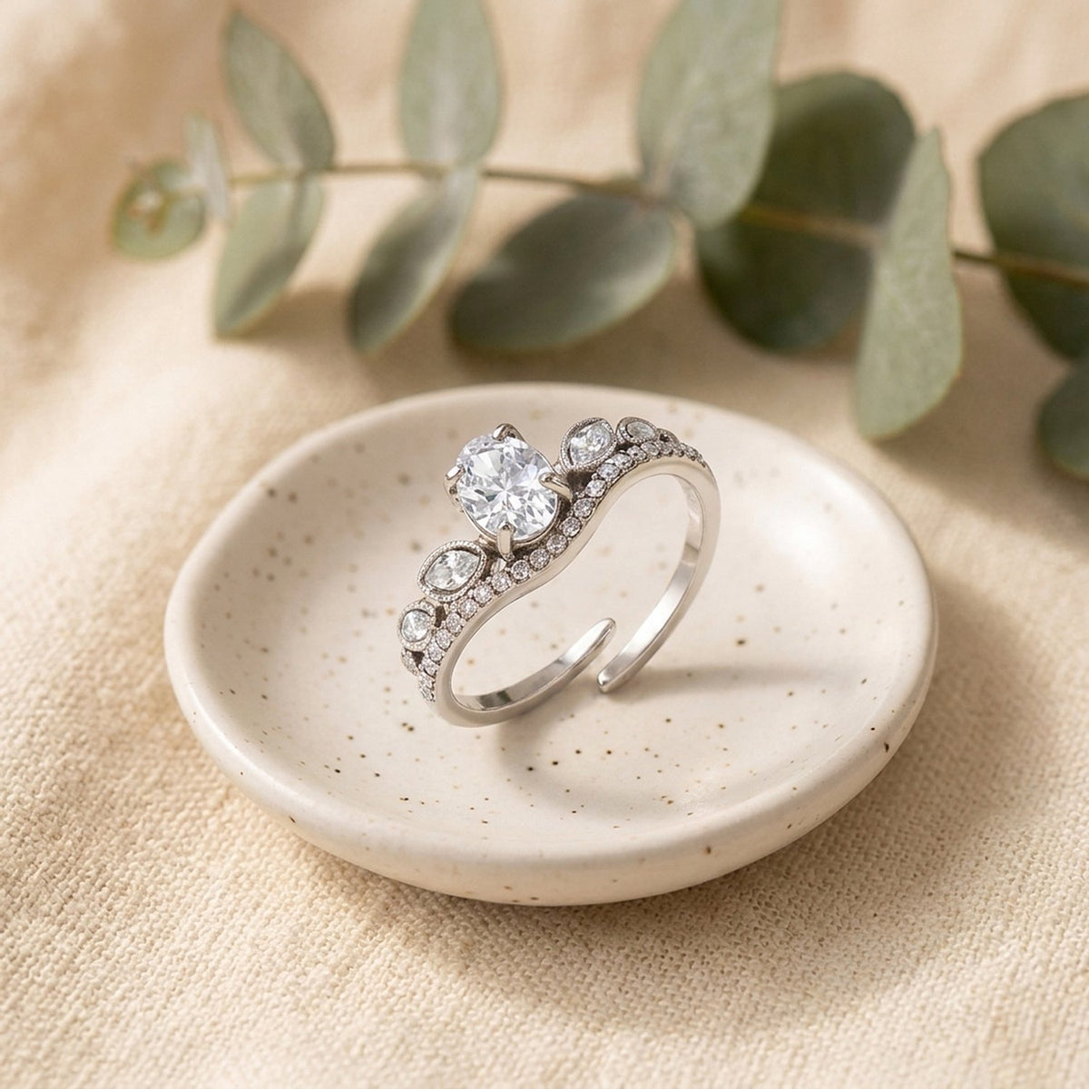 Lundholm Aurora zilverkleurige vintage ring in een schaaltje met eucalyptus – cadeau voor haar