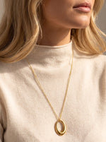 Lundholm Ava lange ketting dames goudkleurig – ketting met open ronde hanger, stainless steel