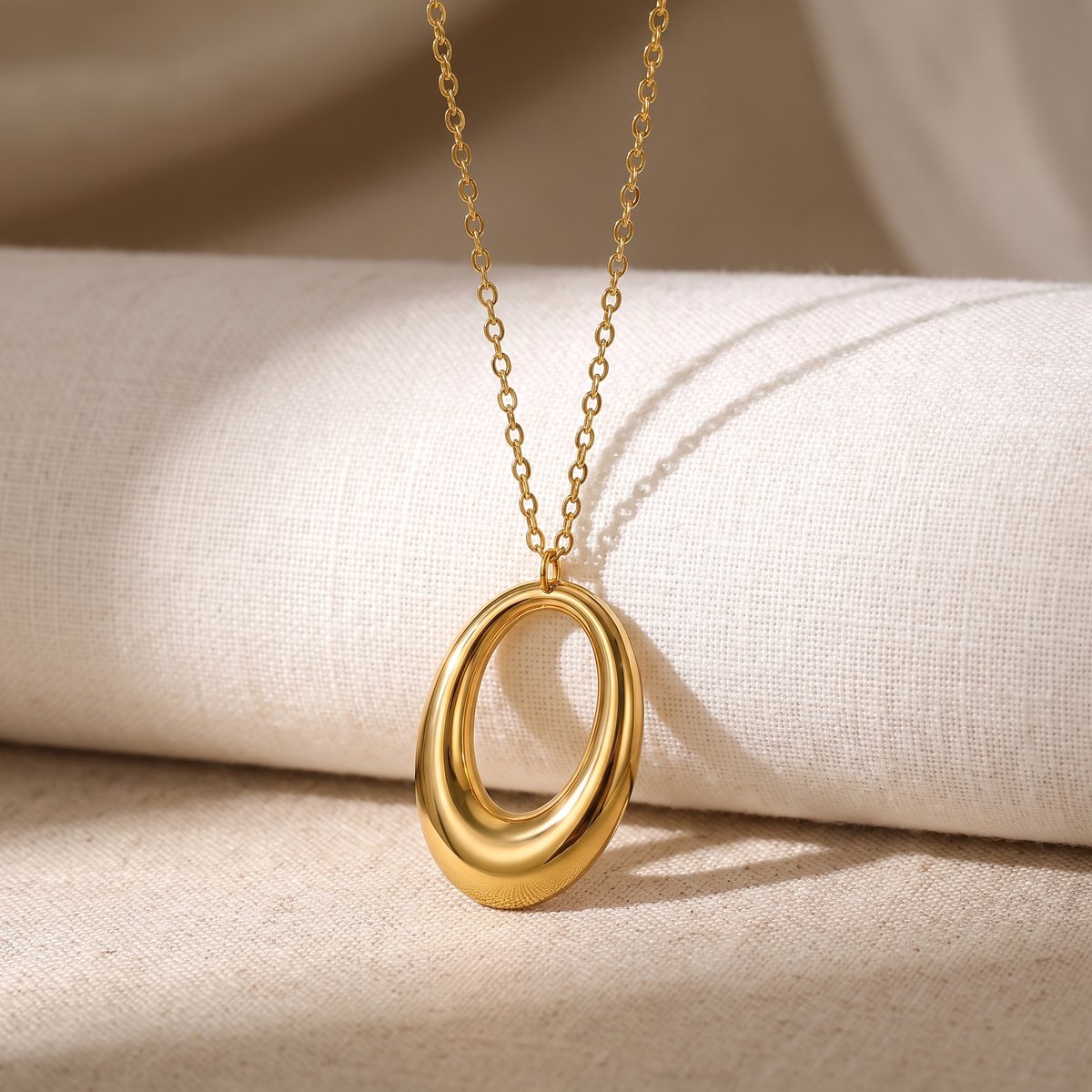 Lundholm Ava gouden lange ketting met organische ronde hanger