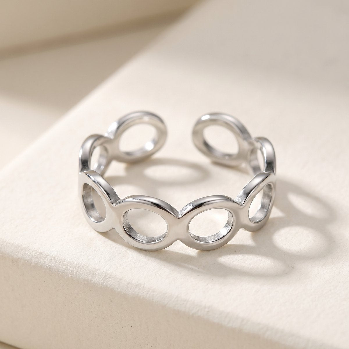 Lundholm Aveline zilver ring close-up — minimalistisch aanschuifring Scandinavisch