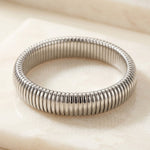 Lundholm Avril stretch armband dames zilverkleurig — coil bangle premium stainless steel Scandinavisch design