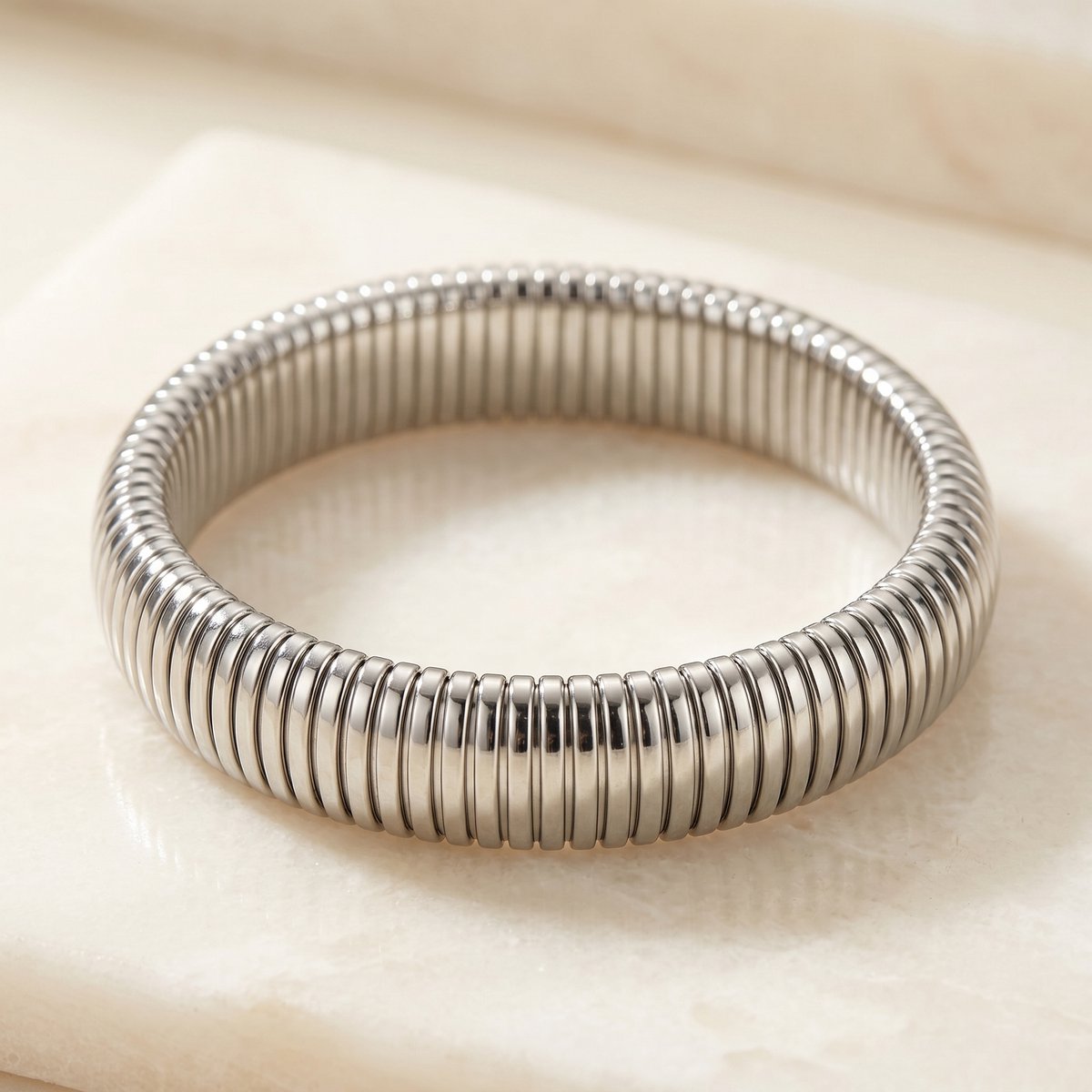 Lundholm Avril stretch armband dames zilverkleurig — coil bangle premium stainless steel Scandinavisch design