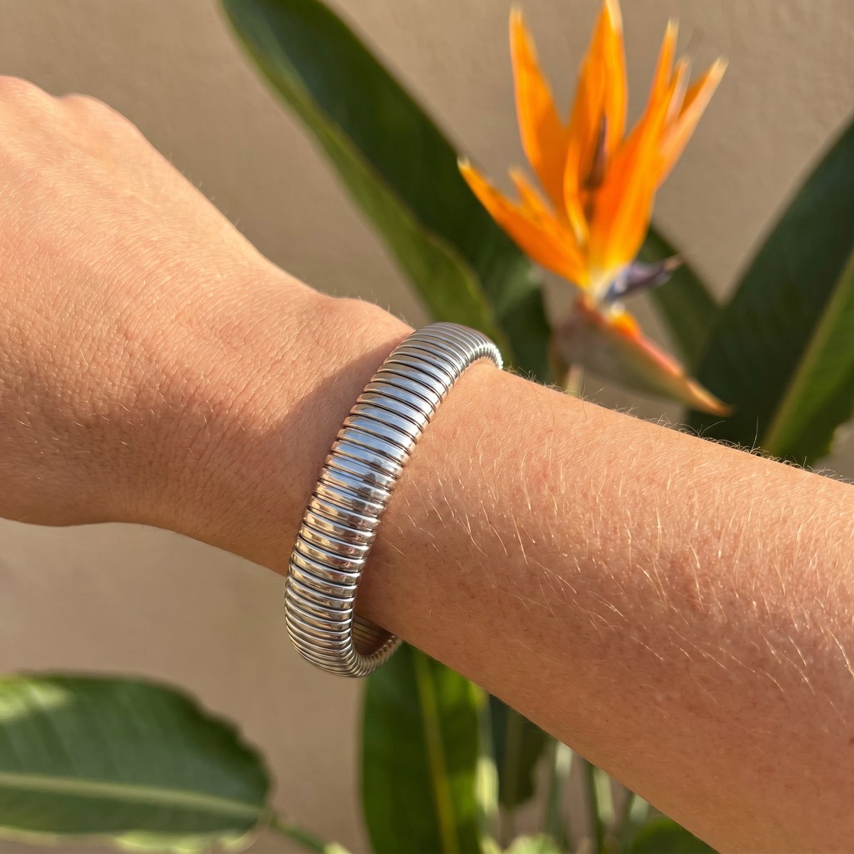 Lundholm zilverkleurige stretch armband dames pols draagvoorbeeld — elastisch coil design 12 mm