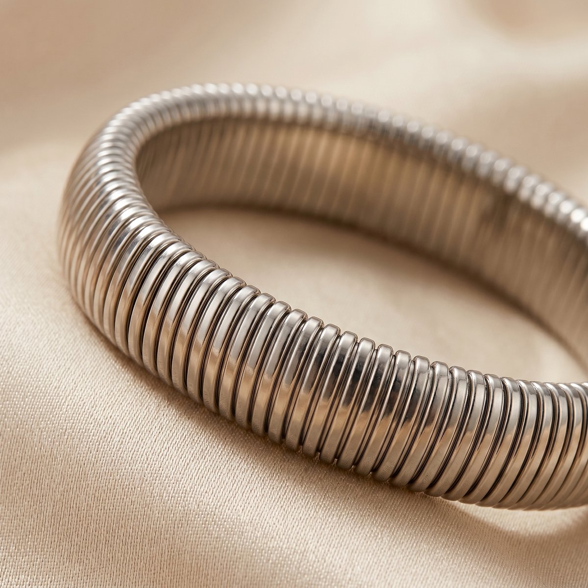 Lundholm Avril armband zilver detail — premium stainless steel statement bangle dames