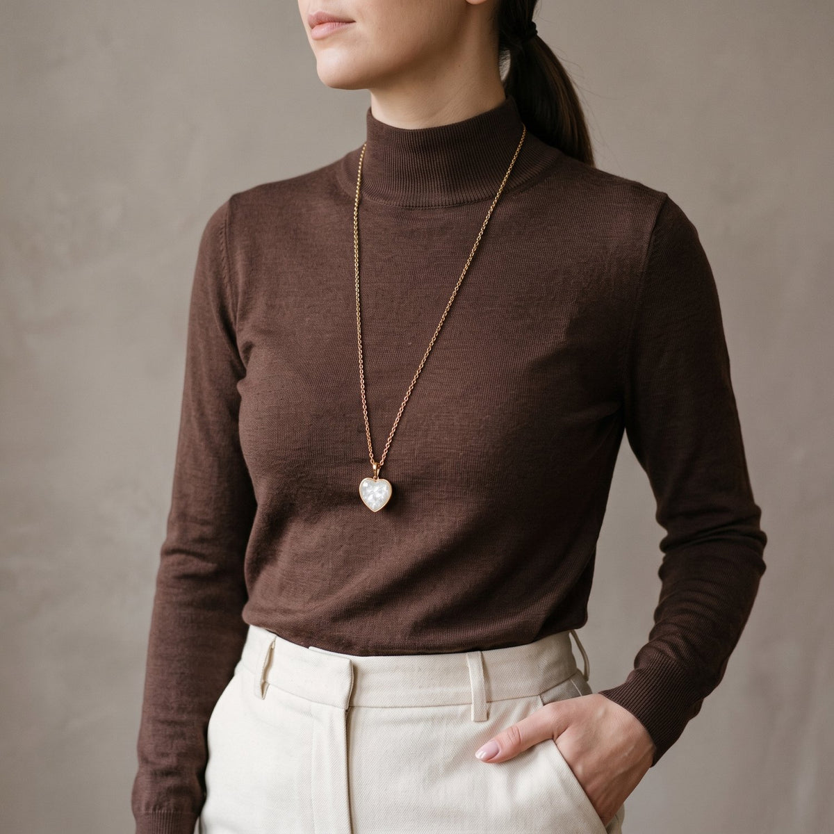 Lundholm Beatrice – Lange Ketting met Parelmoer of Tijgeroog Hanger – Hart parelmoer