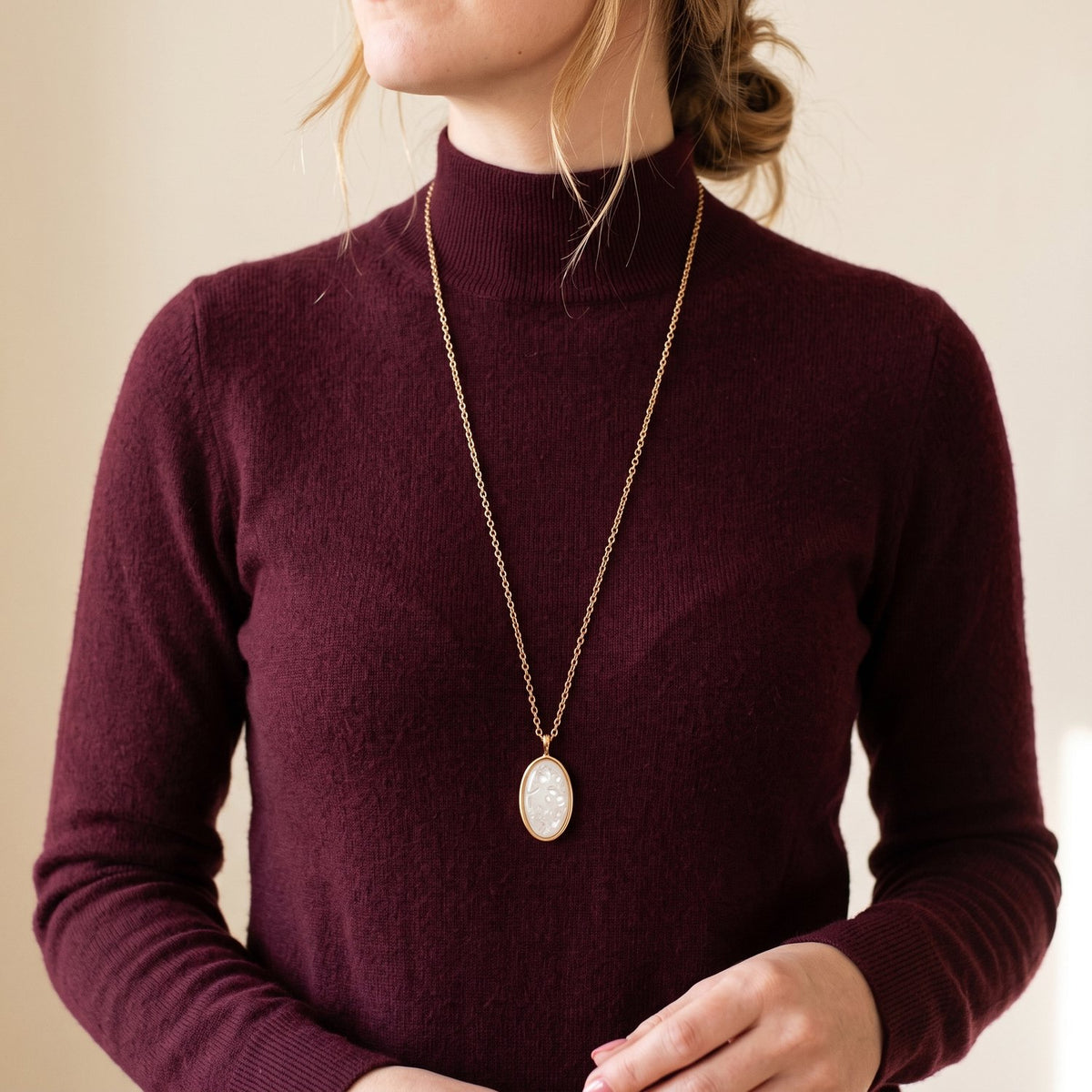 Lundholm Beatrice – Lange Ketting met Parelmoer of Tijgeroog Hanger – Ovaal parelmoer