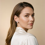 Lundholm Pia oorknopjes zilver Bloem des Levens — gedragen door model, elegant damessieraad