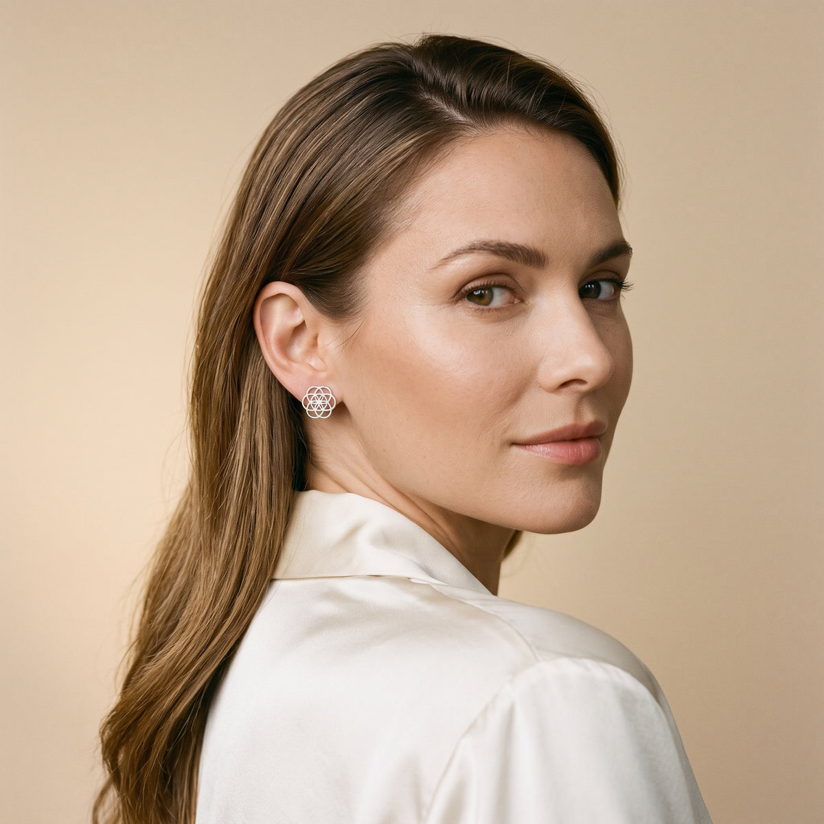 Lundholm Pia oorknopjes zilver Bloem des Levens — gedragen door model, elegant damessieraad