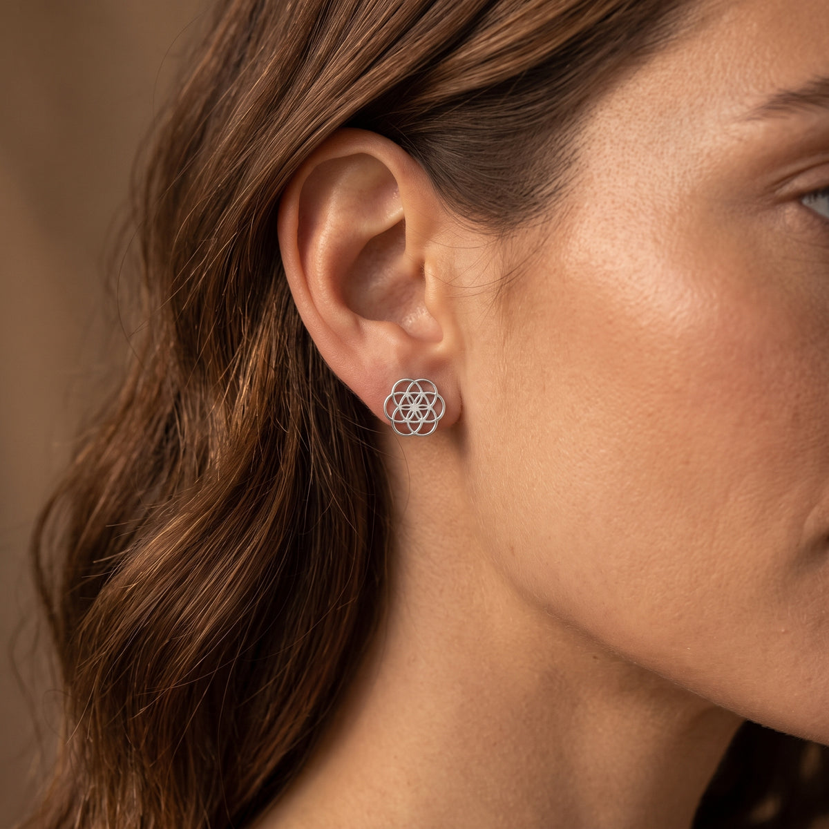 Lundholm Pia oorknopjes zilver Bloem des Levens — close-up aan het oor