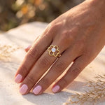 Lundholm Bloom gouden klavertje vier ring met zirkonia gedragen aan de hand – hartjes ring