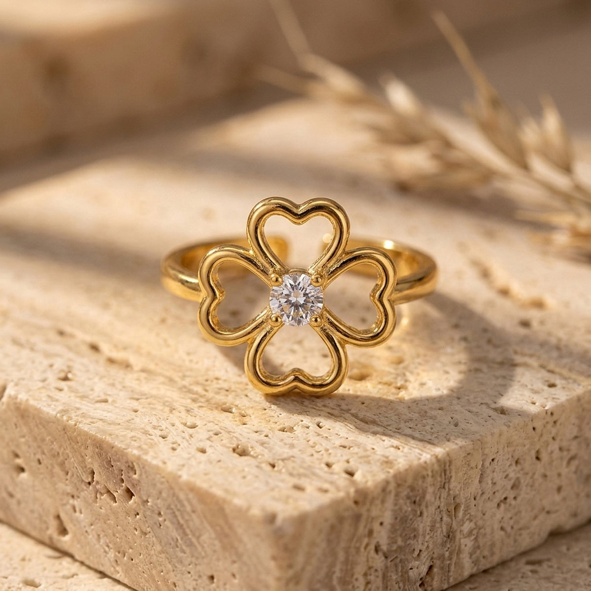 Lundholm Bloom verstelbare gouden klavertje vier ring met zirkonia op natuursteen